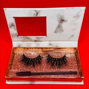 “Envy Me”Mink Lashes (Daviadonaikouture.com)